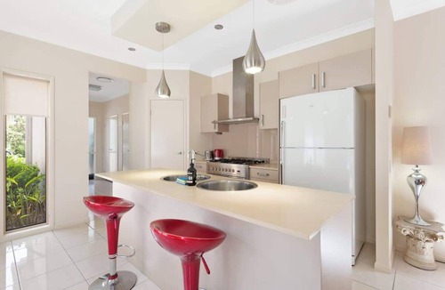 Taringa House | Impeccable Modern 1 Bedroom Apartment ~ Taringa