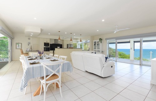 Mowbray House | Incredible Beachfront home, 10 min to Port Douglas