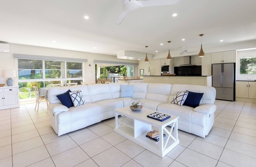 Mowbray House | Incredible Beachfront home, 10 min to Port Douglas