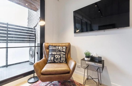 Collingwood Apartment | IndustrialStyle Pad in Cool Grungy Neighborhood