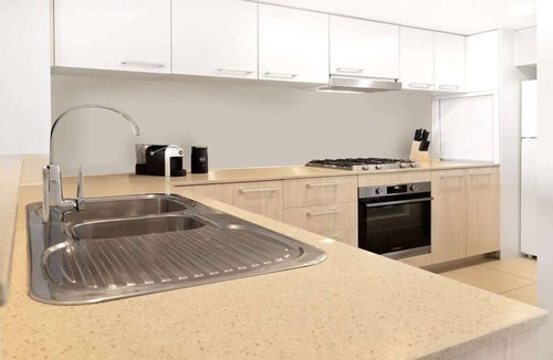 Spring Hill Apartment | Inner Brisbane Retreat - Views, Parking, Gym, Pool