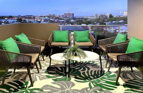 Spring Hill Apartment | Inner Brisbane Retreat - Views, Parking, Gym, Pool
