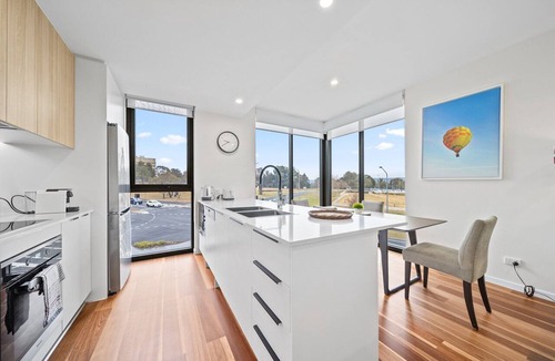 Campbell Apartment | Inner-City 2-Bed with Large Balcony, Garden & Gym