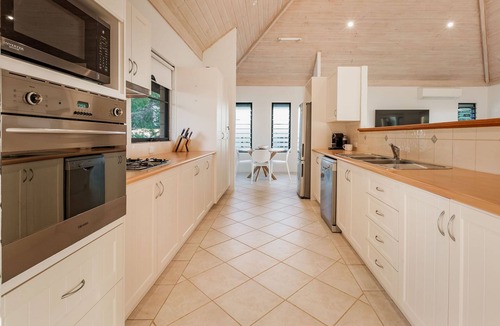 Yallingup House | INVITING 2 STOREY COASTAL ESCAPE IN PRIME HOLIDAY POSITION ON YALLINGUP HILL