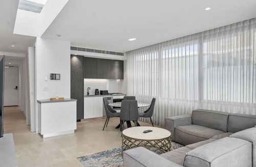Coogee Apartment | Inviting 2BR Unit w/Parking near Coogee Beach
