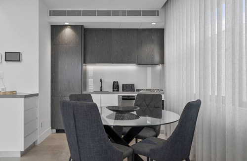 Coogee Apartment | Inviting 2BR Unit w/Parking near Coogee Beach