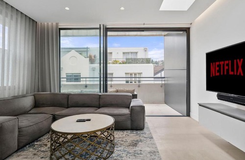 Coogee Apartment | Inviting 2BR Unit w Parking near Coogee Beach