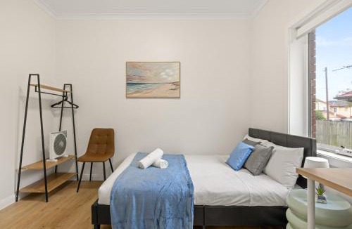 Matraville House | Inviting Double Room with Ensuite Bath Sunlit Comfort at Matraville - Shared Kitchen