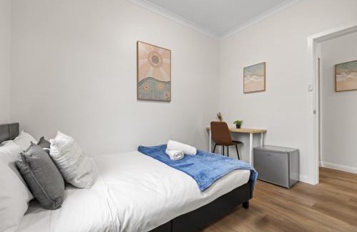 Matraville House | Inviting Double Room with Sunlit Comfort - Matraville - Shared Bathroom and Kitchen