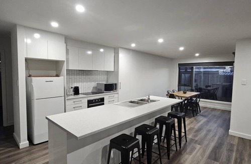George Town House | Inviting & Spacious, 5 minute drive to MTB Trials & beaches, short walk to shops