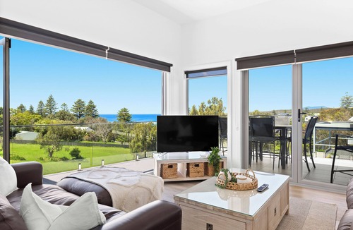 Tuross Head House | Island View- Beachside Bliss: Steps to the Sand and Stunning Views