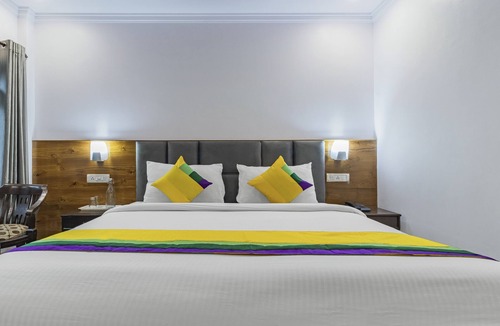 The Mall Road Hotel | Itsy Hotels Peak View, 300 Mts From Mall Road