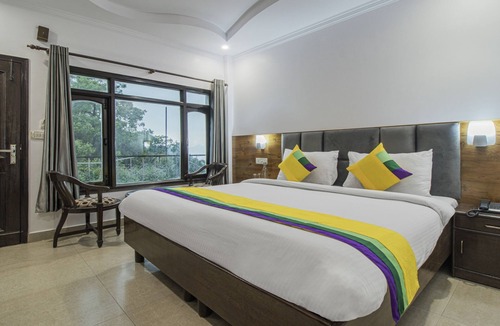 The Mall Road Hotel | Itsy Hotels Peak View, 300 Mts From Mall Road
