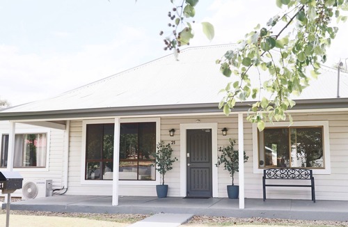 Dubbo House | Jacaranda Cottage