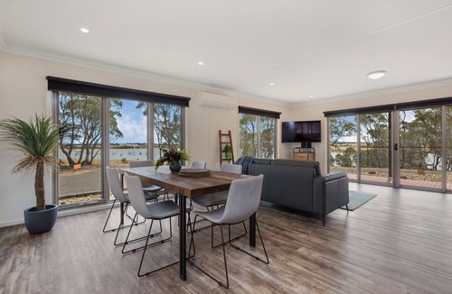 Welshmans Reef House | Jack's Point - Whole House with Waterfront Views
