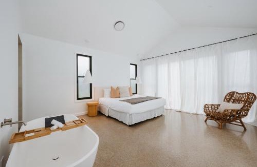 Bombira House | Jarli Barn - Refined Wine Country Retreat with Pool