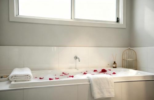 Bardia House | JC House - 4 Br, AC & Wi-Fi Close Coles & Train