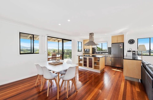 Coffs Harbour Apartment | Jetty Escape Townhouse - Great Location, Restaurants and Beach