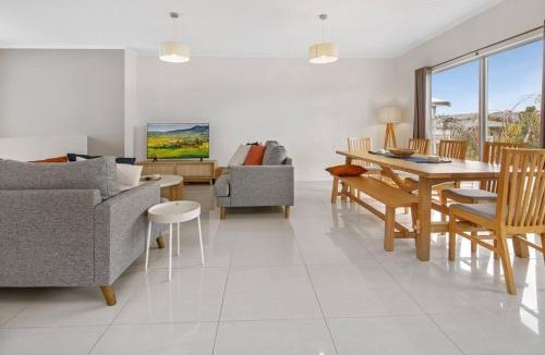 Aldinga Beach House | Jo's Sanctuary- 4 Bdrms Sleeps 10 Beach & scrub