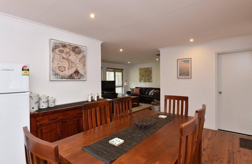 Ellalong Cottage | Kangaroo Cottage - cute Accom in bushland setting