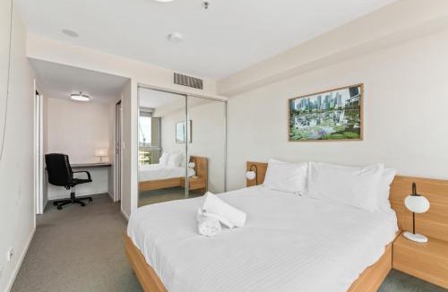 Kangaroo Point Apartment | Kangaroo Point 2-Bed Flat with Gym & Pool