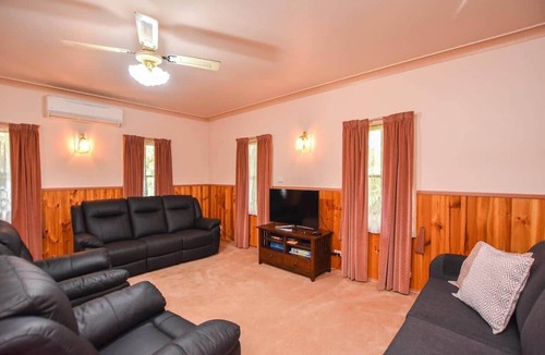Myrtleford House | Karinya Cottage - Keep it simple, peaceful and cen