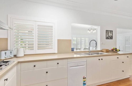 Keiraville House | Keira Poolside Escape Wollongong and UOW Proximity