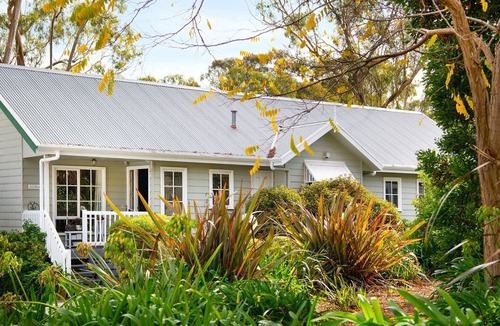 Hepburn Springs Apartment | Kellaway's- charming cottage with sunny deck and gas log fire
