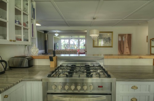 Kenilworth House | Kenilworth River Oaks on Mary River - Pet friendly