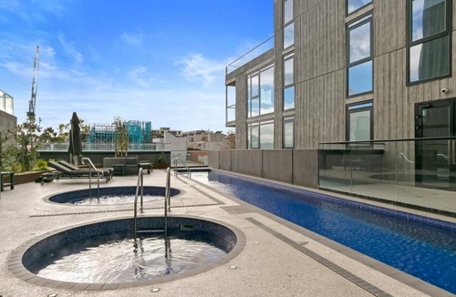 West Melbourne Apartment | King Studio Wheelchair accessible Apartment at Rosslyn Street Melbourne