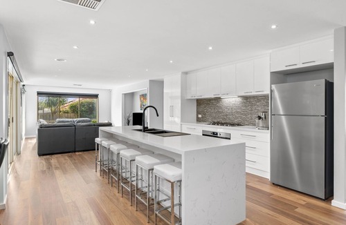 Ocean Grove House | KINGSTON DOWNS - OCEAN GROVE - Sleeps 17 Strictly Family and Corporate Bookings