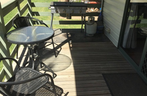 Strathmerton Cabin | Kookaburra Cabin, 2 room, sleeps 6.