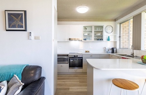Soldiers Point Apartment | Kooringal 6, 105 Soldiers Point Rd - waterfront unit
