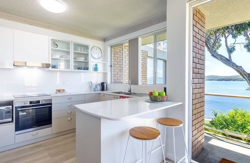 Soldiers Point Apartment | Kooringal 6, 105 Soldiers Point Rd - waterfront unit
