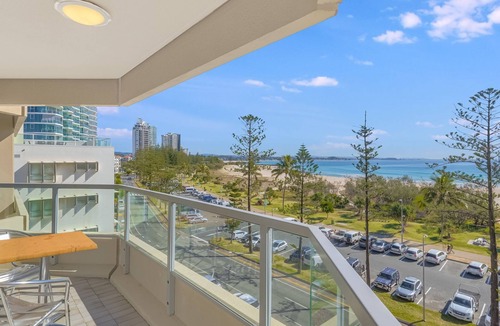 Coolangatta Apartment | Kooringal Unit 16 Located right on Greenmount beach with ocean views