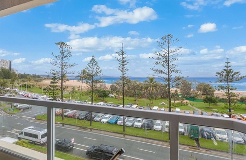 Coolangatta Apartment | Kooringal Unit 24 Located right on Greenmount beachfront with ocean views
