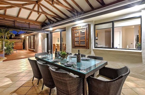 Broadbeach Waters House | La Vida Coastal Luxury with Pool Broadbeach