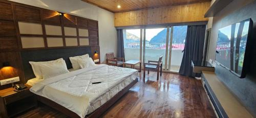 Mallital Hotel | Lake Avenue