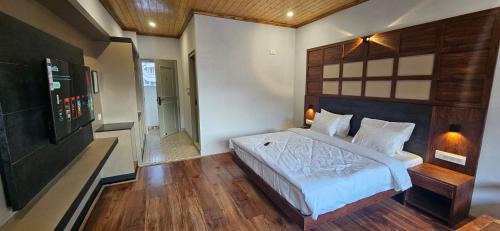 Mallital Hotel | Lake Avenue