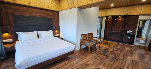 Mallital Hotel | Lake Avenue