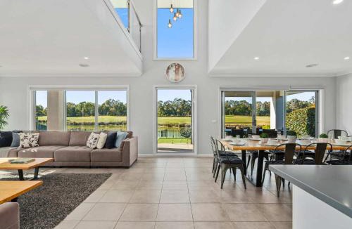 Yarrawonga House | Lake Resort on Black Bull