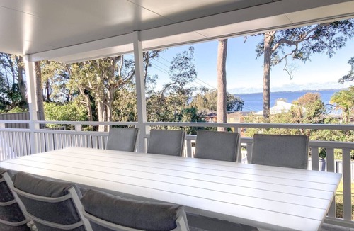 Berkeley Vale House | Lake View Luxury in the Vale