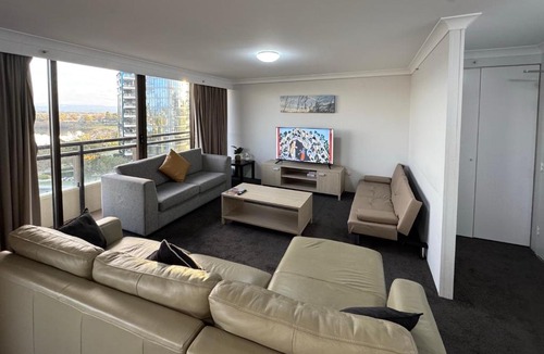 City West Apartment | Lakefront Panorama – Classic
