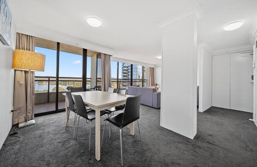 City West Apartment | Lakefront Panorama – Classic