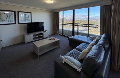 City West Apartment | Lakefront Panorama – Sky Collection Suite