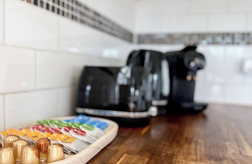 Koonawarra House | Lakefront Retreat | Pets+Parking | Games+Backyard