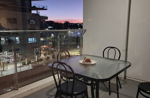 Kingston Apartment | Lakefront Views on the foreshore