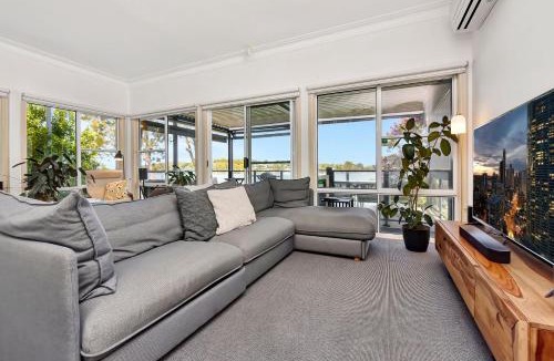 Arcadia Vale House | Lakehouse on Alexander