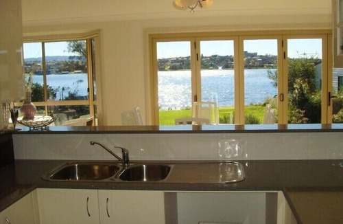 Primbee House | Lakeside Cottage Primbee - Absolute Waterfront Position