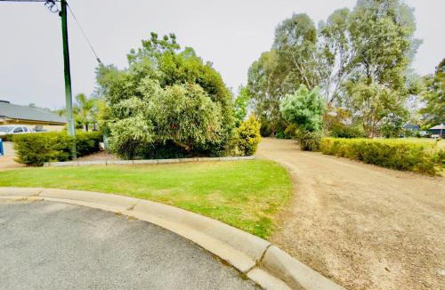 Mulwala House | Lakeside Haven - Park the Boat, Relax and Unwind